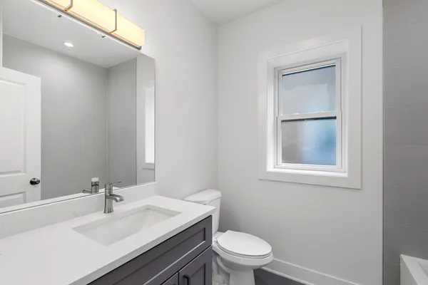 $2,800 | 6423 North Washtenaw Avenue, Unit 1, Chicago, IL 60645