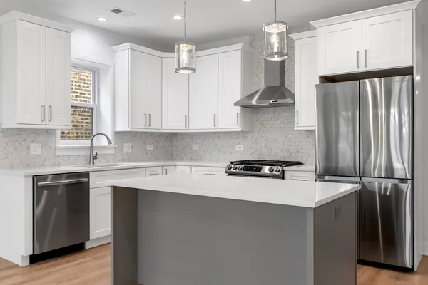 $2,800 | 6423 North Washtenaw Avenue, Unit 1, Chicago, IL 60645