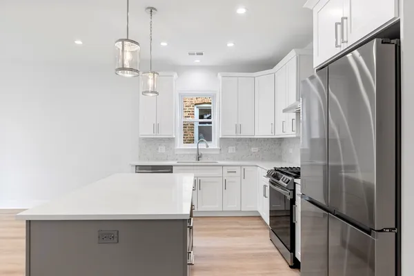 $2,800 | 6423 North Washtenaw Avenue, Unit 1, Chicago, IL 60645