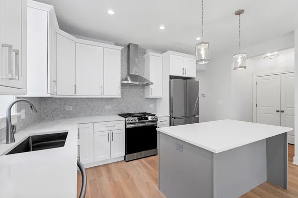 $2,800 | 6423 North Washtenaw Avenue, Unit 1, Chicago, IL 60645