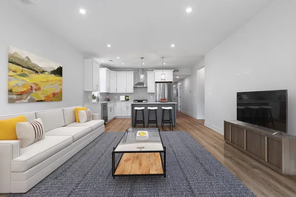 $2,800 | 6423 North Washtenaw Avenue, Unit 1, Chicago, IL 60645