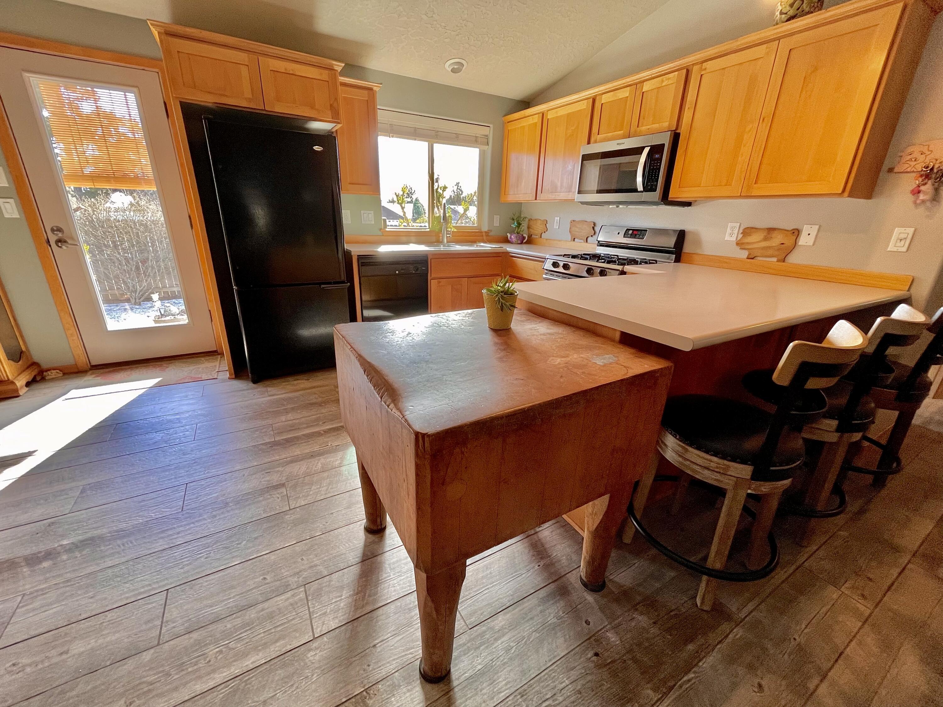 20546 Prospector Loop Bend, OR 97702 - Photo 21 of 23 Light and Bright Kitchen