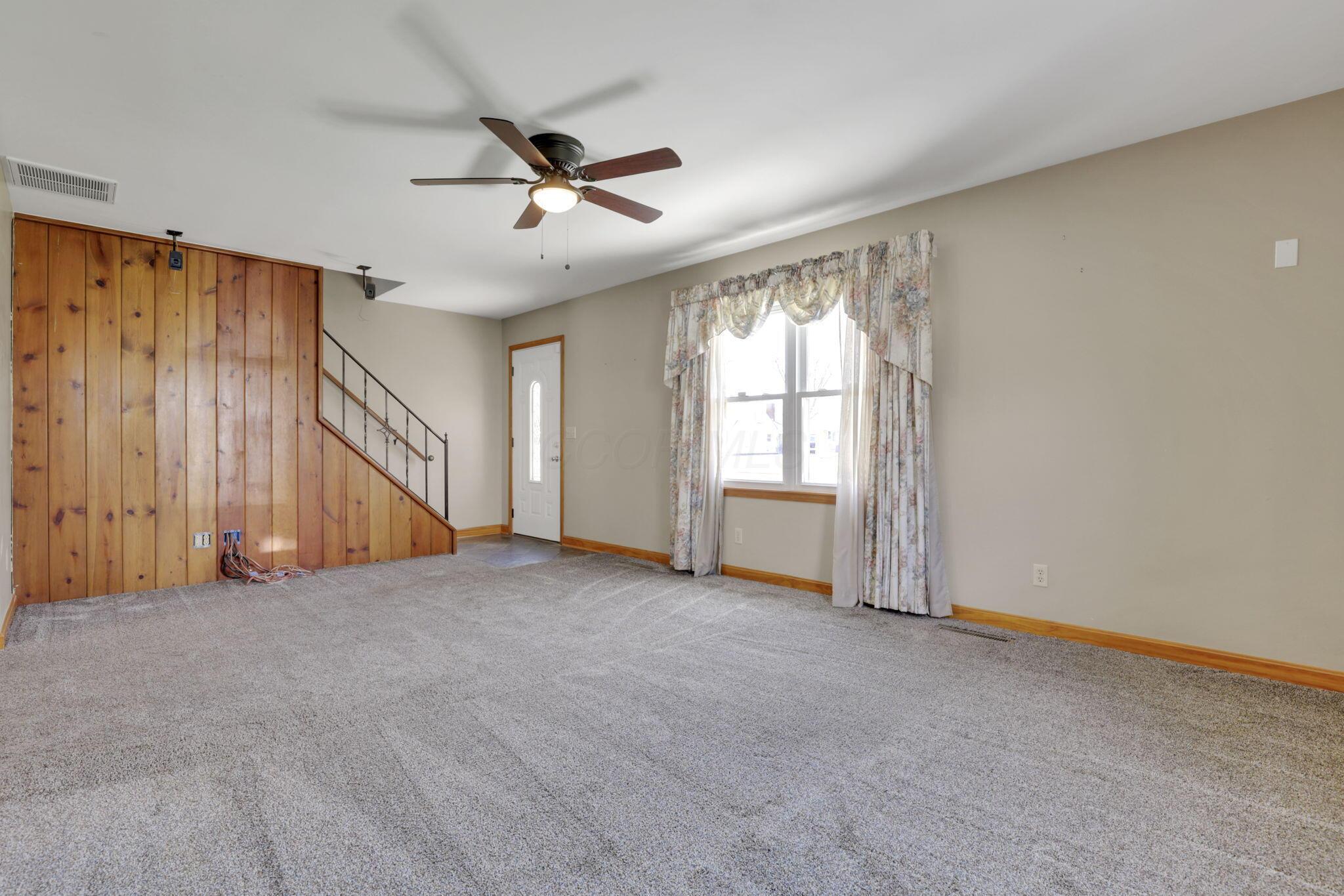 410 Sturbridge Road Columbus, OH 43228 - Photo 5 of 32 Living Room3