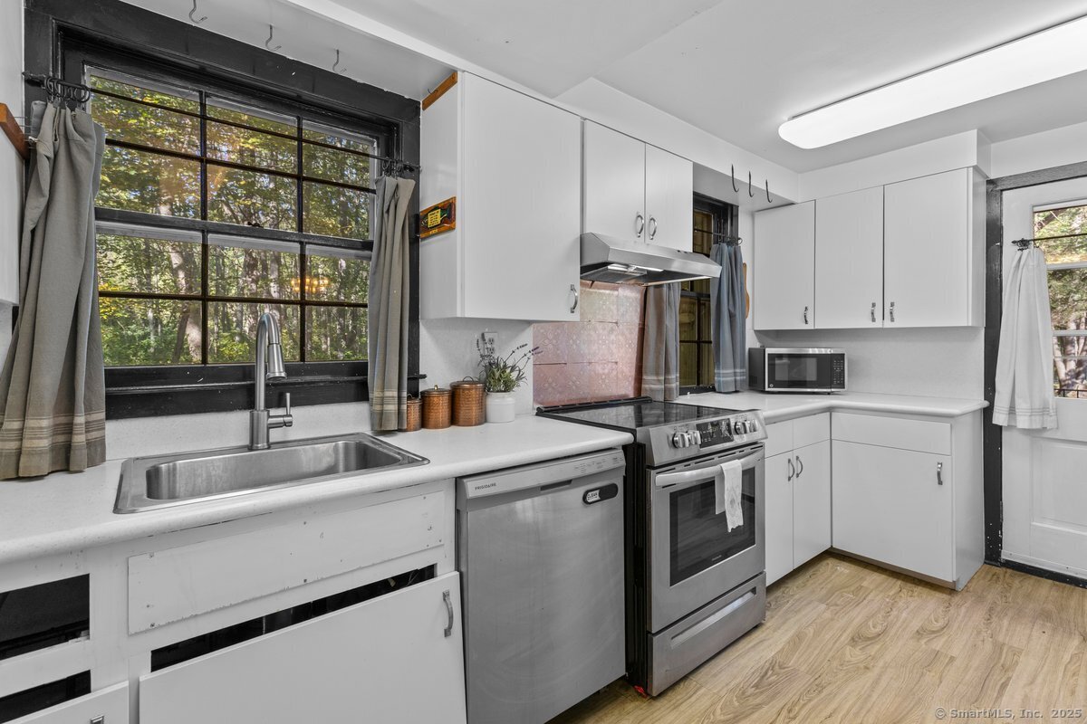 1166 Old Racebrook Road Woodbridge, CT 06525 - Photo 6 of 29 a kitchen that has a sink and a stove