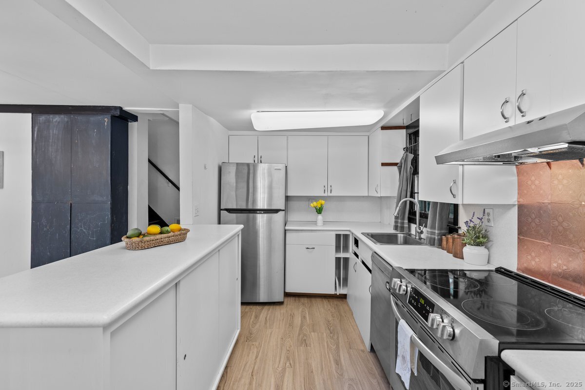 1166 Old Racebrook Road Woodbridge, CT 06525 - Photo 7 of 29 a kitchen with a sink stove and refrigerator