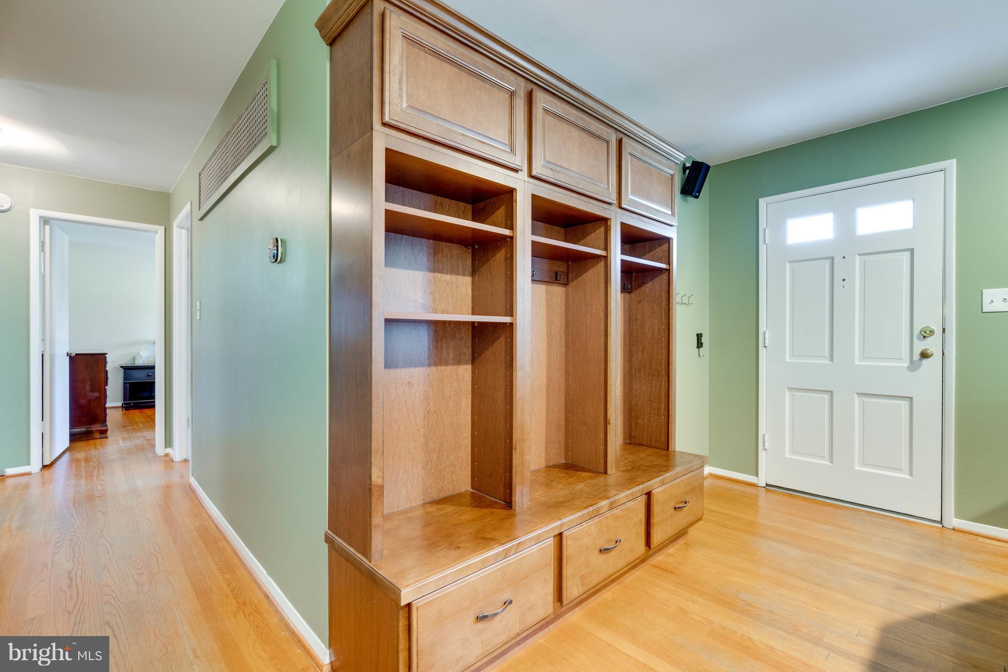 7416 Gary Street Springfield, VA 22150 - Photo 12 of 26 Wood Built-ins, Hardwood Floors Throughout!