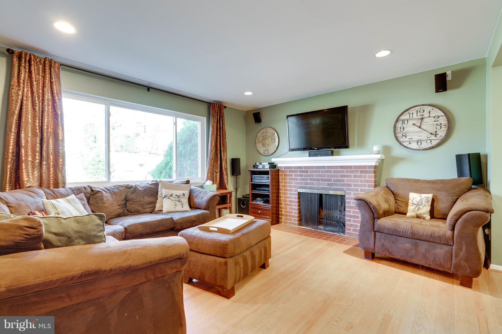 7416 Gary Street Springfield, VA 22150 - Photo 10 of 26 Surround Sound! Recessed Lighting!