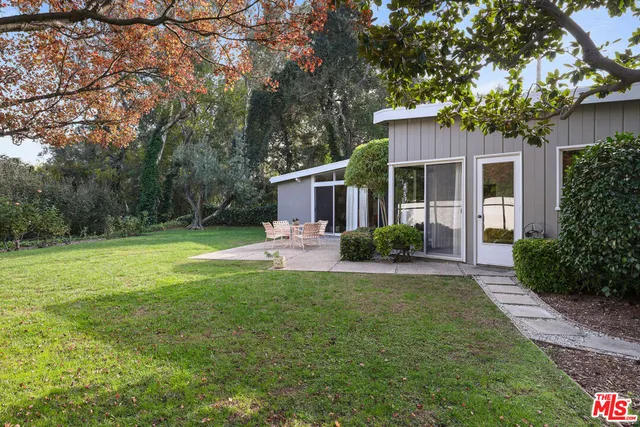 a view of a house with backyard and porch