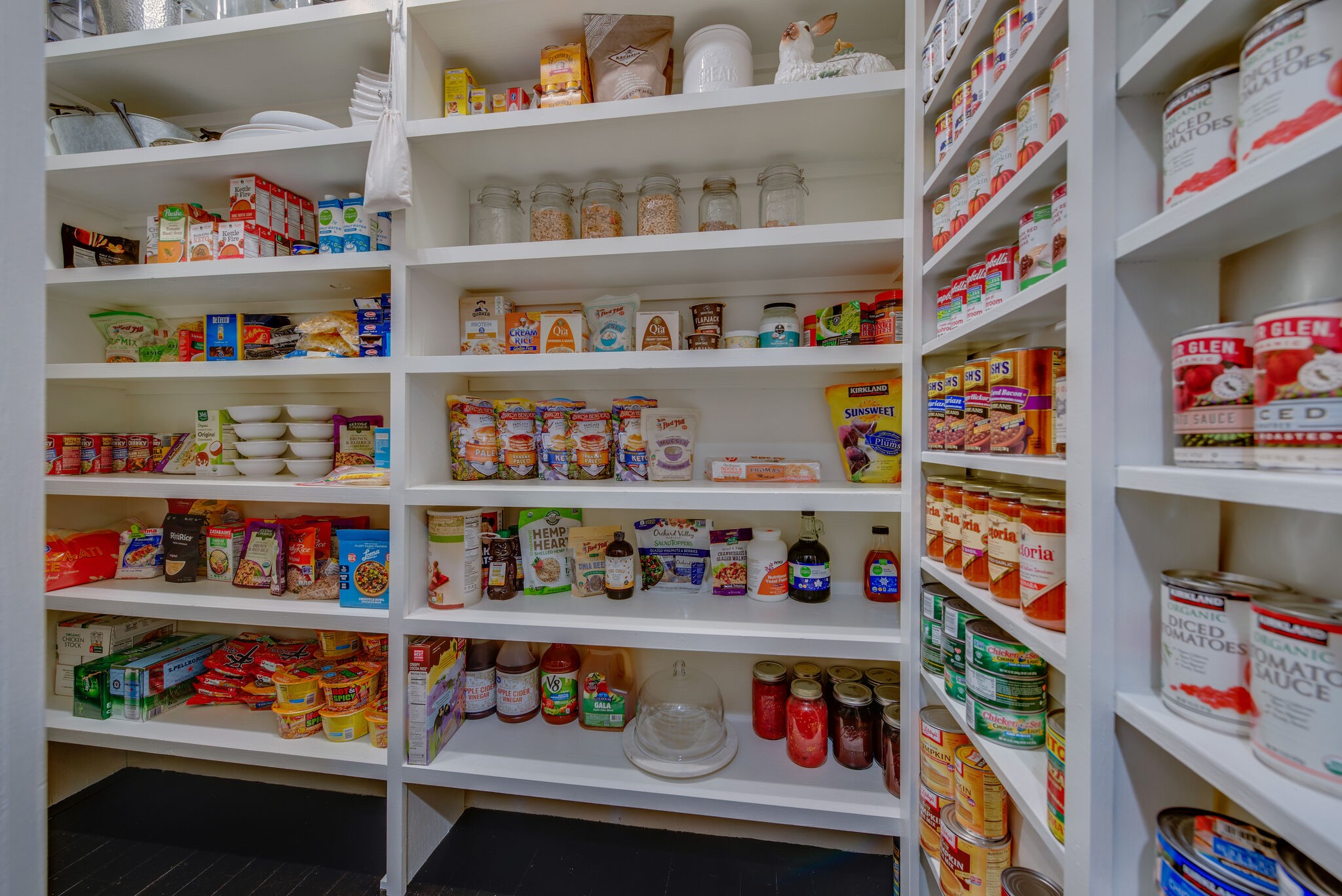 607 5th Avenue West Springfield, TN 37172 - Photo 33 of 50 a room with toys and a book shelf