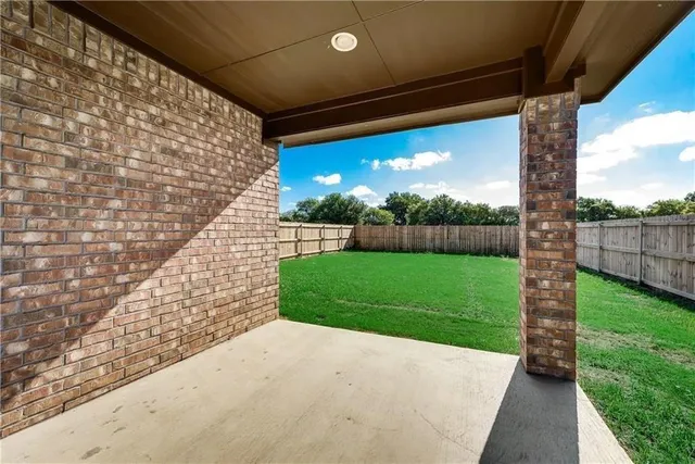 a view of a back yard