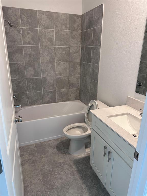 1760 Foreman Road Eagle Lake, FL 33839 - Photo 11 of 22 a bathroom with a sink a toilet and bathtub