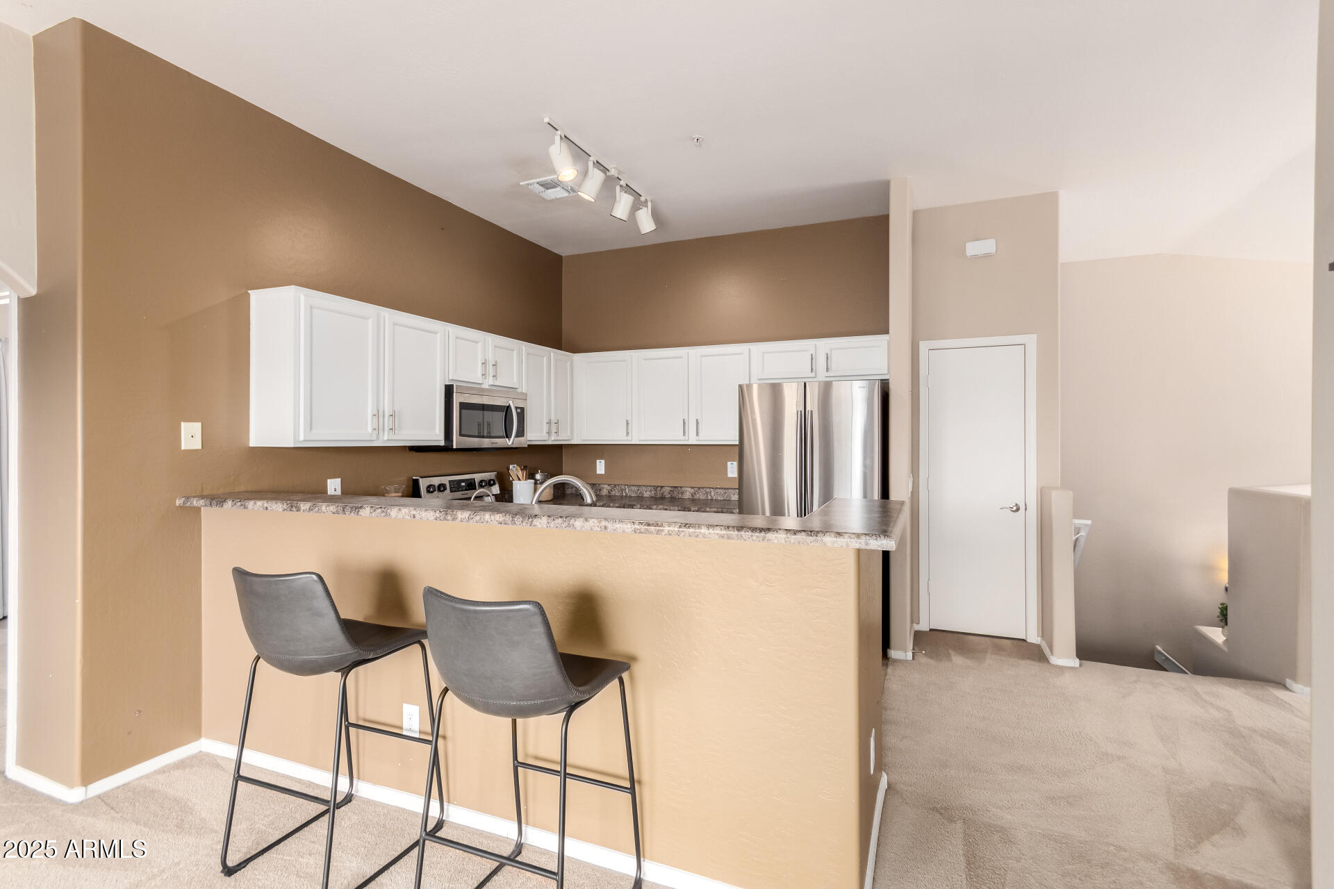 16620 South 48th Street, Unit 70 Phoenix, AZ 85048 - Photo 5 of 36 a kitchen with stainless steel appliances a refrigerator and a stove