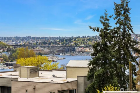$1,040,000 | 729 Belmont Avenue East, Seattle, WA 98102