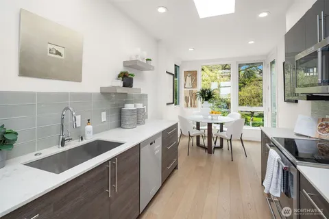 $1,040,000 | 729 Belmont Avenue East, Seattle, WA 98102