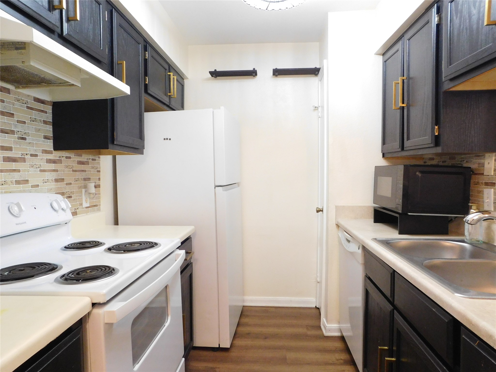 10101 South Gessner Road, Unit 912 Houston, TX 77071 - Photo 14 of 47 a kitchen with a sink stove and refrigerator