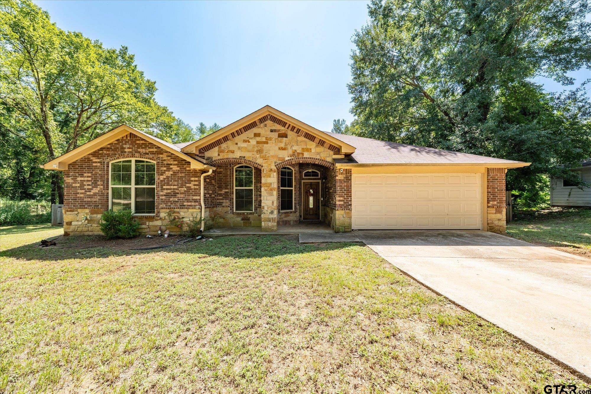 469 Cherokee Street Rusk, TX 75785 - Photo 3 of 35 a front view of a house with a garden