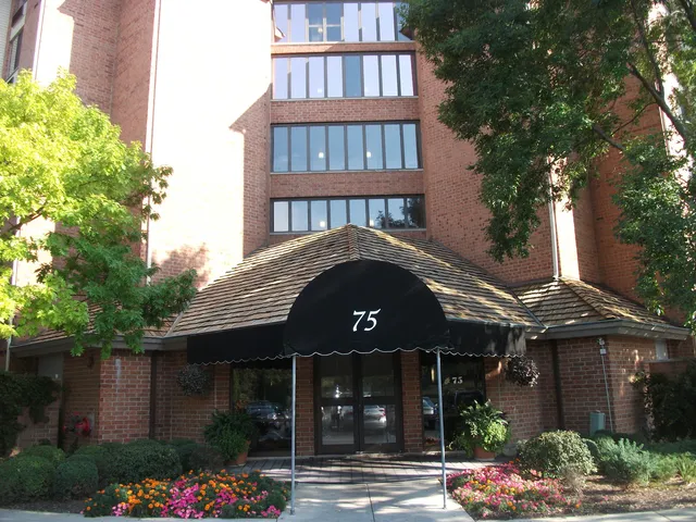 $172,000 | 75 Kristin Circle, Unit 516, Schaumburg, IL 60195