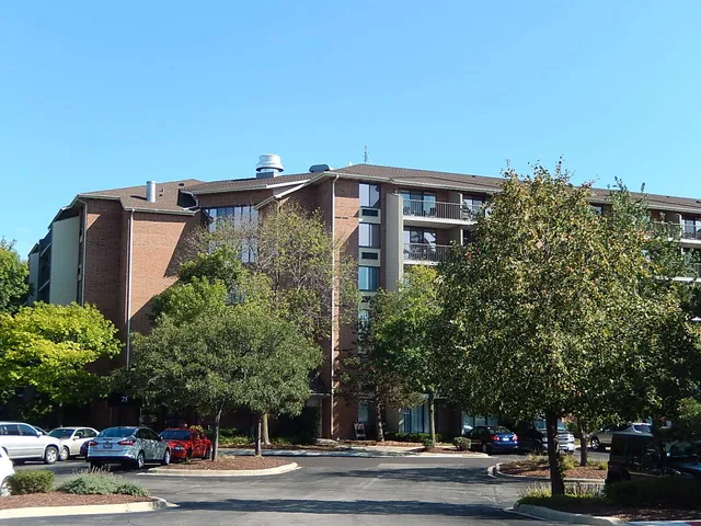 $172,000 | 75 Kristin Circle, Unit 516, Schaumburg, IL 60195