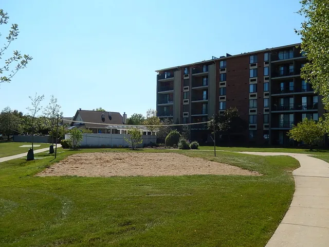 $172,000 | 75 Kristin Circle, Unit 516, Schaumburg, IL 60195