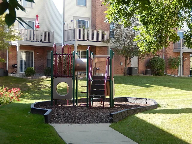 $172,000 | 75 Kristin Circle, Unit 516, Schaumburg, IL 60195