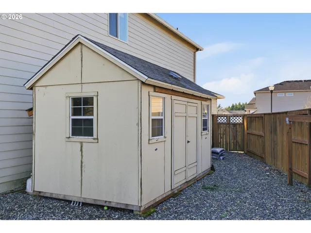 a view of a house with backyard