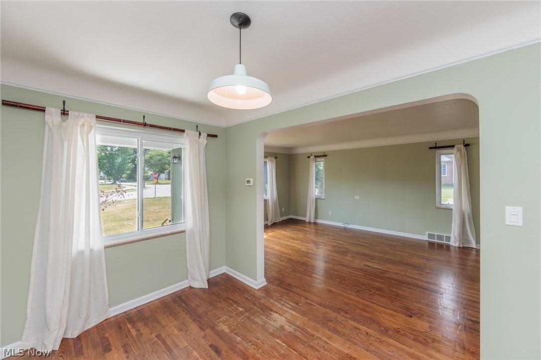 1284 Argonne Road Cleveland, OH 44121 - Photo 8 of 36