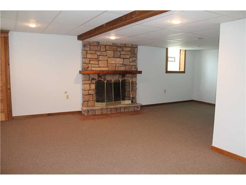 1835 Alamae Lakes Road Washington, PA 15301 - Photo 11 of 17 Family Room.