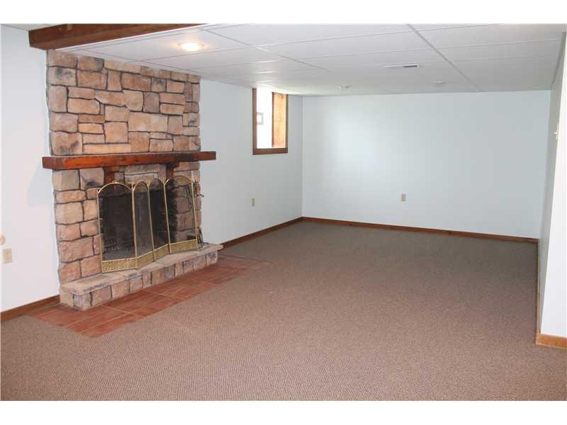 1835 Alamae Lakes Road Washington, PA 15301 - Photo 12 of 17 Family Room.