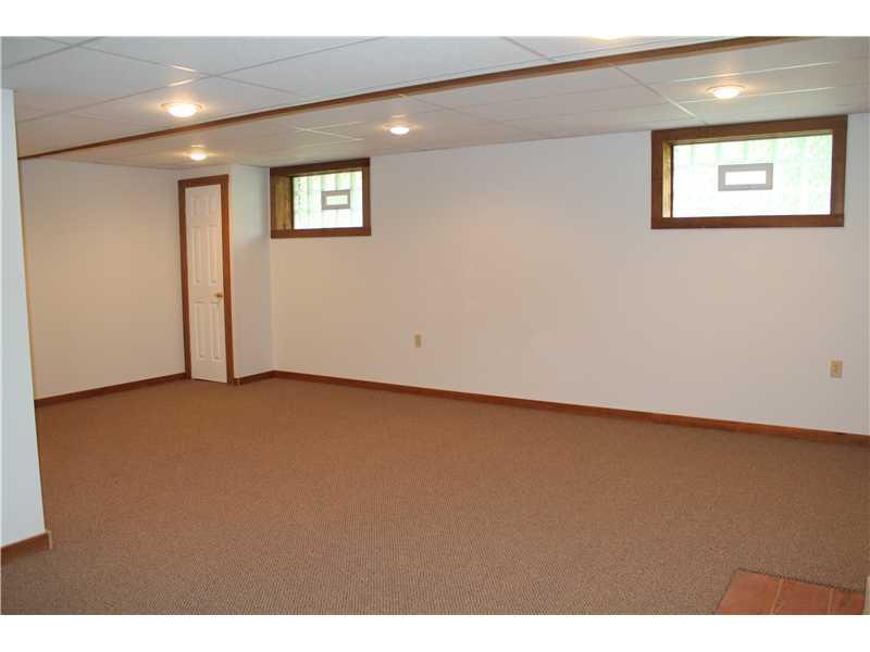 1835 Alamae Lakes Road Washington, PA 15301 - Photo 13 of 17 Family Room.