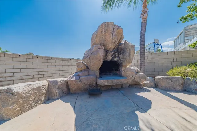 a view of a house with backyard and plants