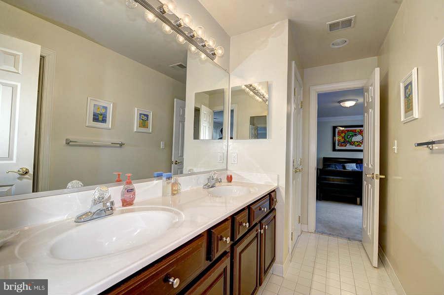 11305 South Glen Road Potomac, MD 20854 - Photo 20 of 30 Bath