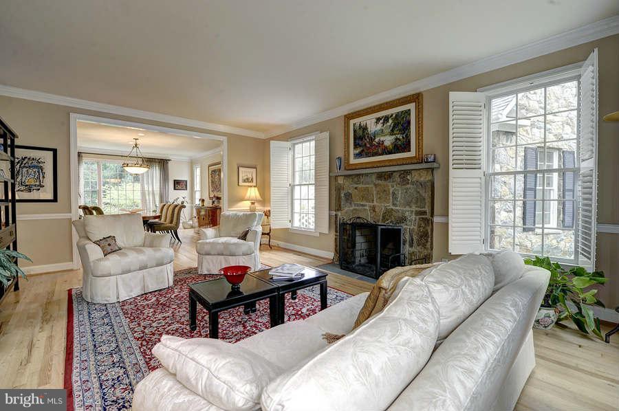 11305 South Glen Road Potomac, MD 20854 - Photo 3 of 30 Living Room