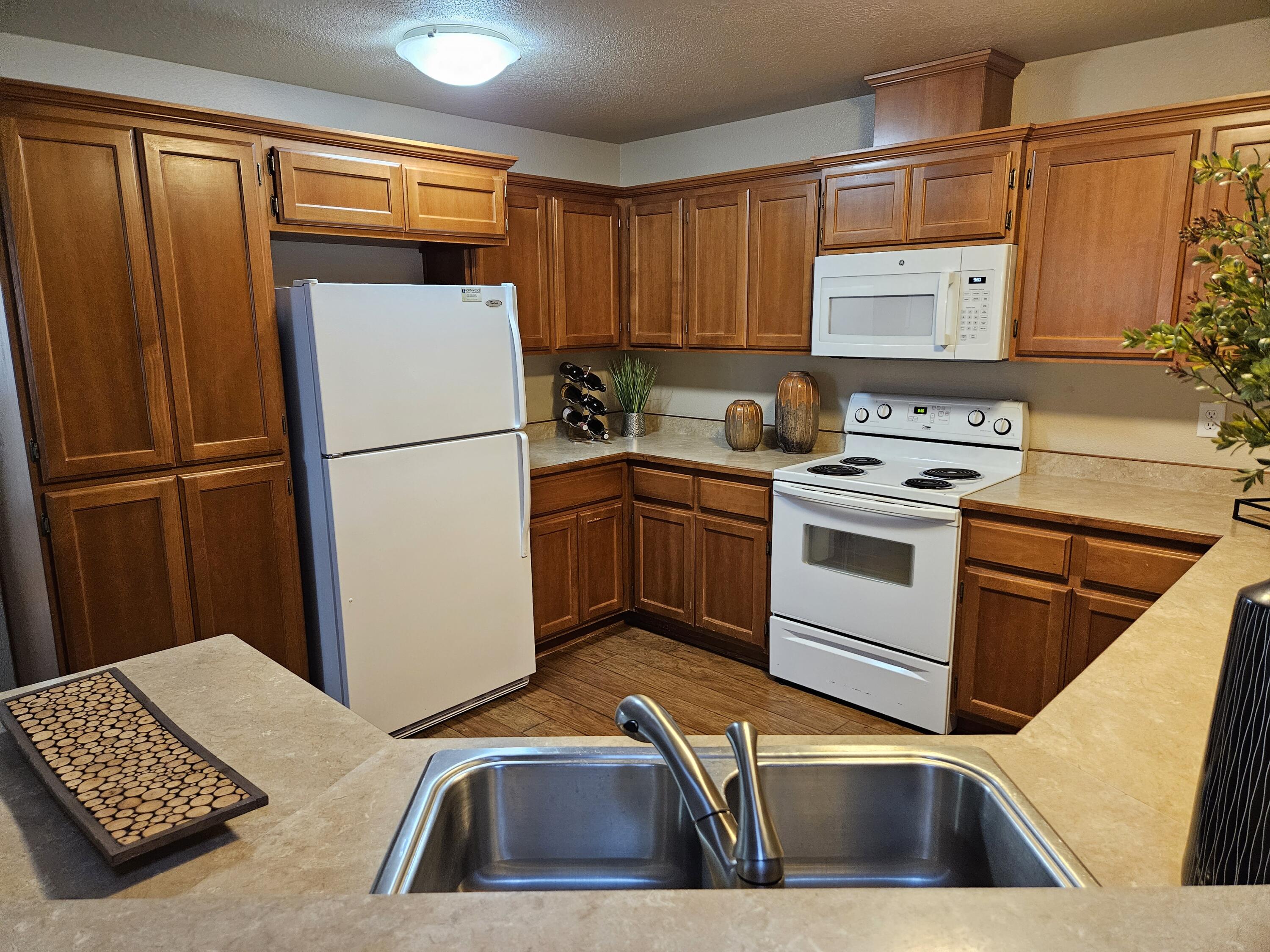 328 Cheney Loop Central Point, OR 97502 - Photo 6 of 18 20230624_093007