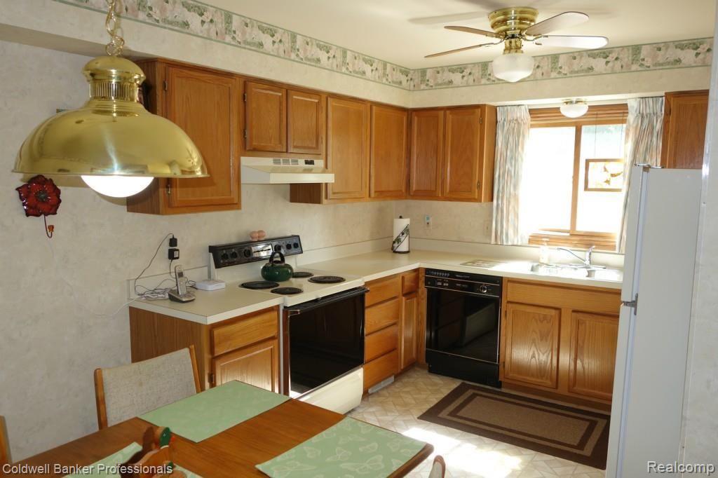 2151 Rochelle Park Drive Rochester, MI 48309 - Photo 7 of 34 Kitchen View 1.jpg