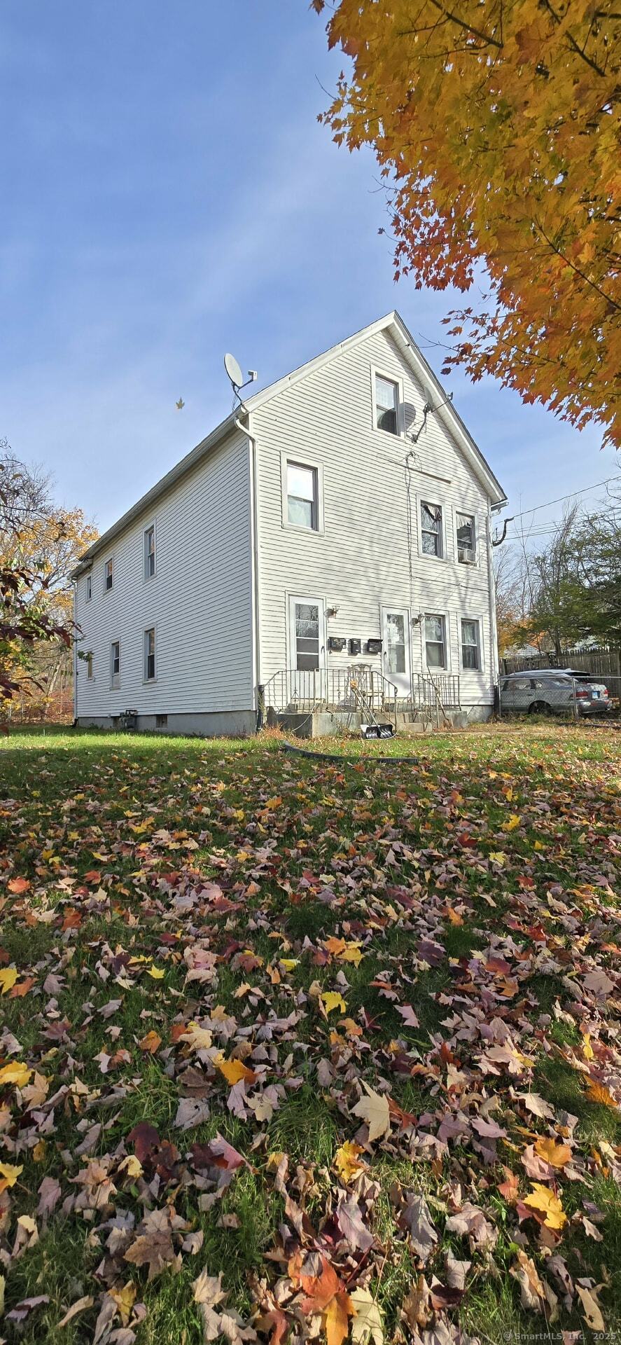 a view of a house with backyard and garden