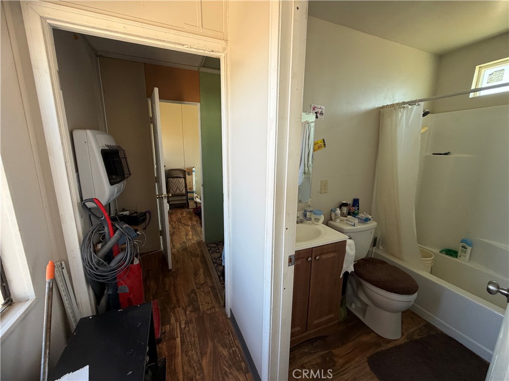 21353 Riverview Road Barstow, CA 92311 - Photo 16 of 24 a bathroom with a sink a toilet and a bathtub