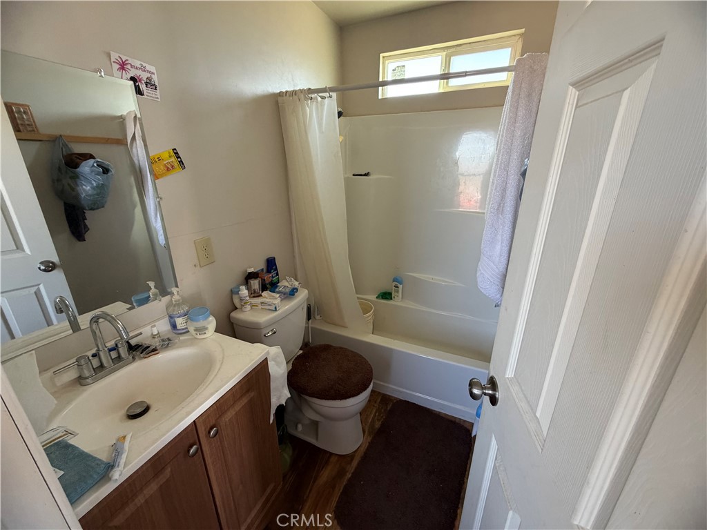 21353 Riverview Road Barstow, CA 92311 - Photo 17 of 24 a bathroom with a sink mirror toilet and bathtub