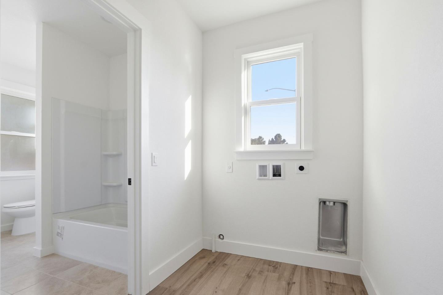 140 East Reed Street, Unit 4 San Jose, CA 95112 - Photo 7 of 9 a bathroom with a bathtub