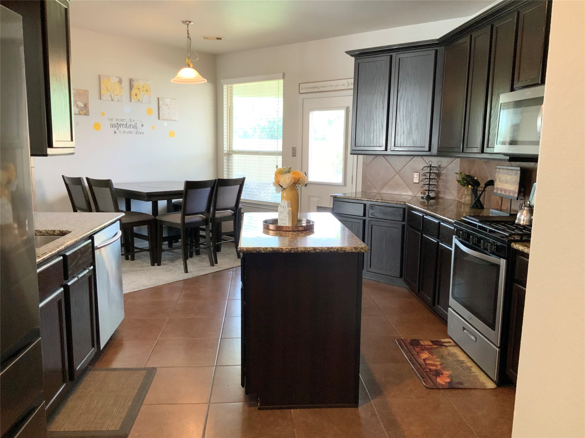 5446 Peppermint Lane Baytown, TX 77521 - Photo 11 of 49 Kitchen with lots of cabinet space