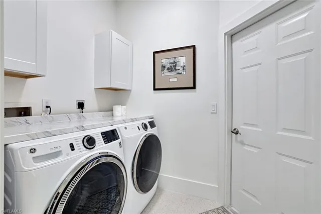 a view of entryway with washer and dryer
