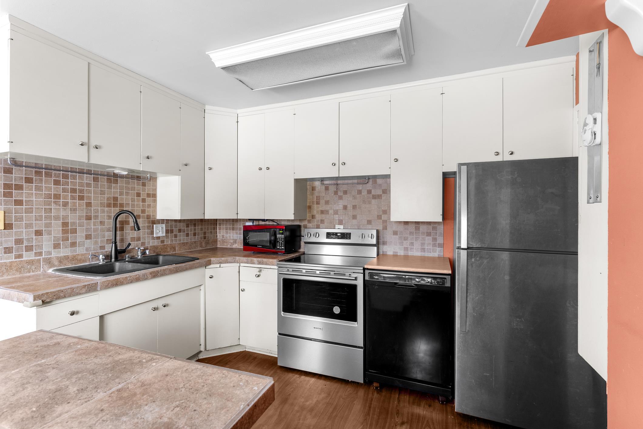 1433 North 23rd Street Manitowoc, WI 54220 - Photo 8 of 27 Appliances stay