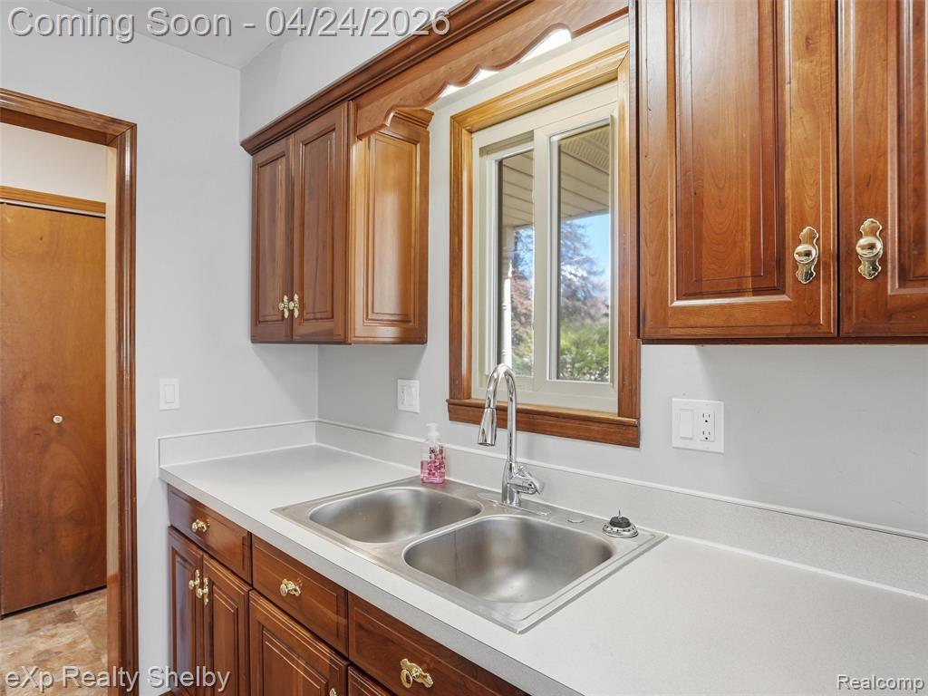 49301 Schoenherr Road Utica, MI 48315 - Photo 9 of 47 Gallery Image 9