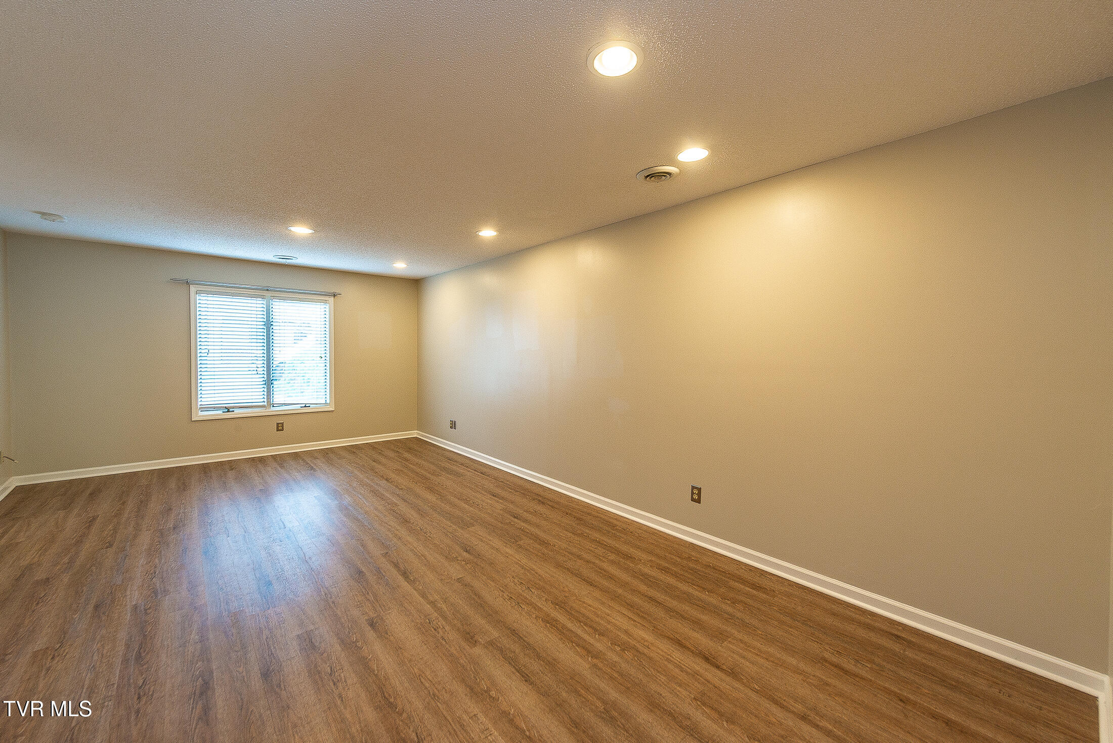 263 Willowbend Place, Unit 263 Kingsport, TN 37660 - Photo 9 of 41 DSC_6873