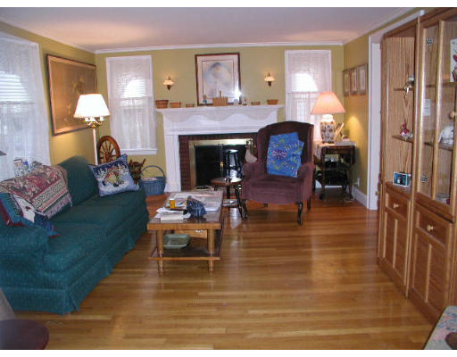 36 Hutchinson Road Walpole, MA 02081 - Photo 6 of 11 Gallery Image 6
