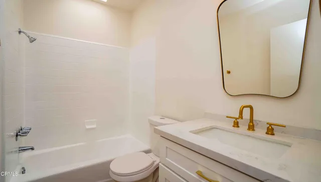 $849,900 | 21801 Burbank Boulevard, Unit 74, Woodland Hills, CA 91367