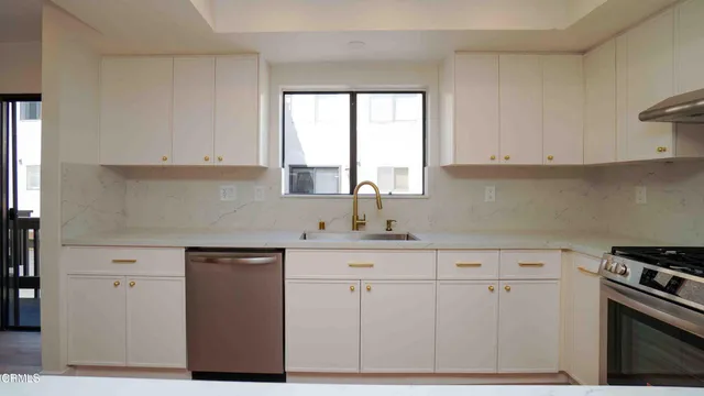 $849,900 | 21801 Burbank Boulevard, Unit 74, Woodland Hills, CA 91367