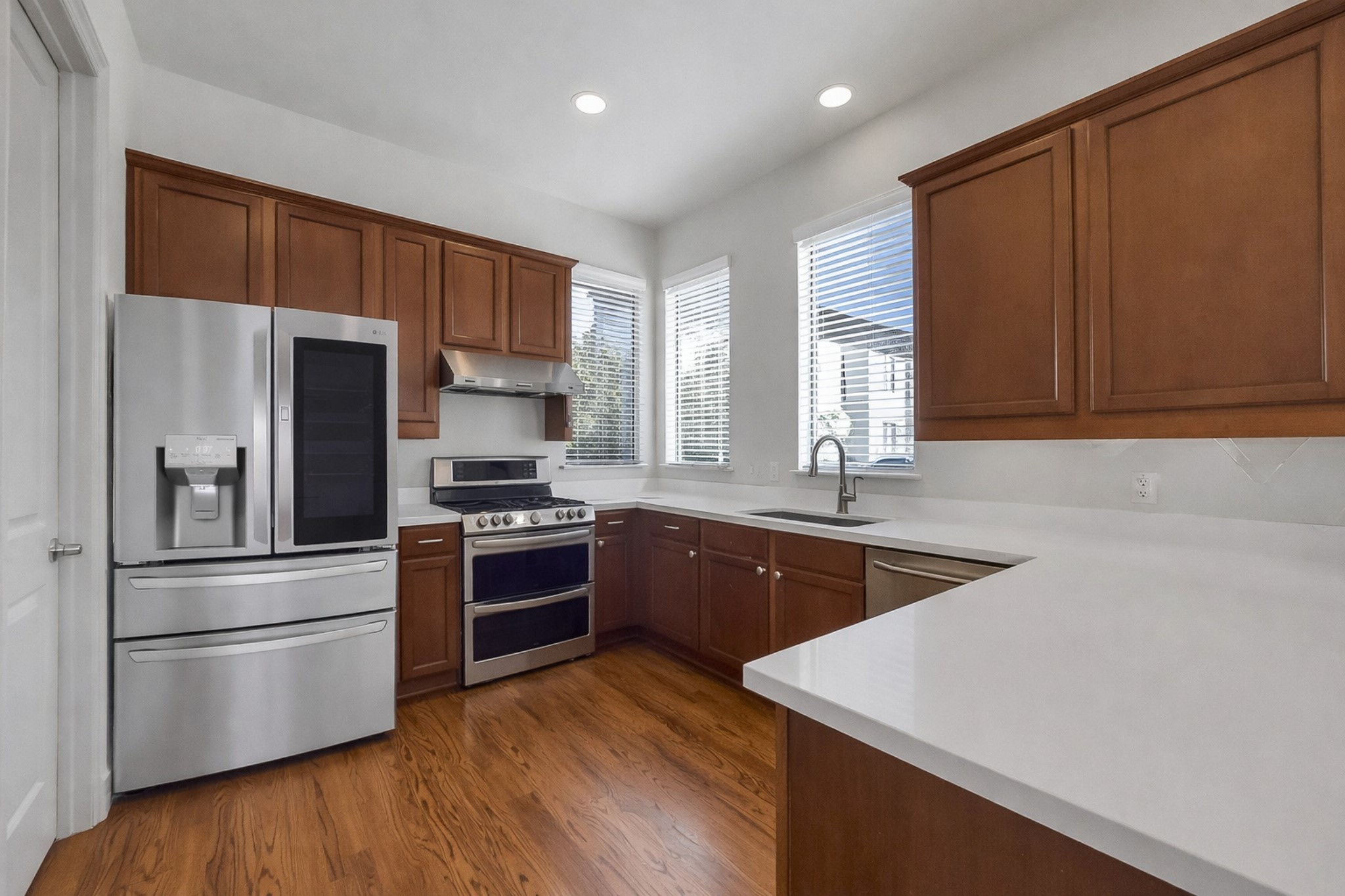 1929 Summer Street Houston, TX 77007 - Photo 12 of 27 Closer up view of the fabulous kitchen equipped with a LG stainless 5-burner gas range with dual ovens (one convection), LG refrigerator, and LG dishwasher (all approx. 5 years old).
