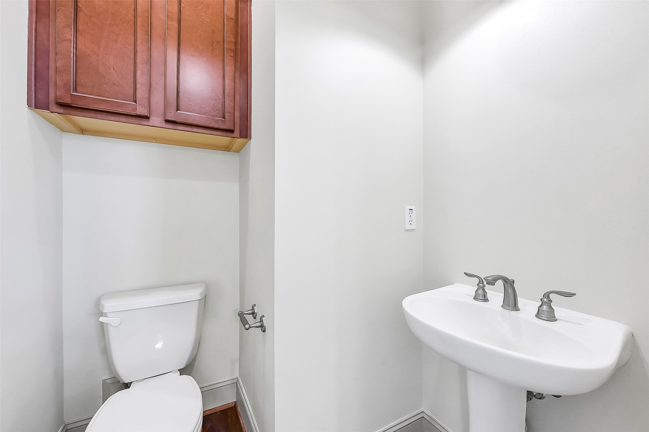 1929 Summer Street Houston, TX 77007 - Photo 26 of 27 Convenient powder bath located on the second floor with the main living space. Features include: pedestal sink and decorative light fixture.
