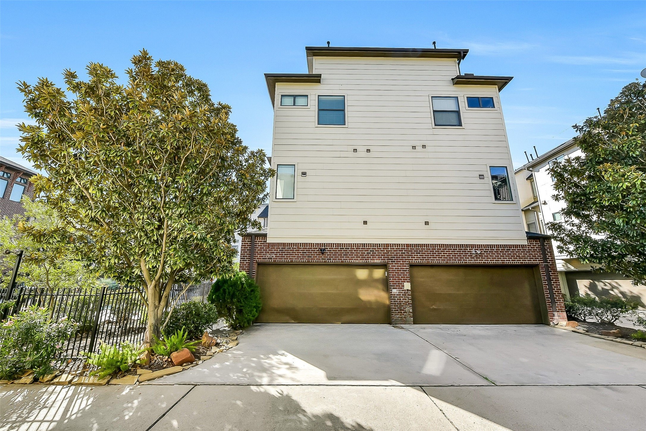 1929 Summer Street Houston, TX 77007 - Photo 4 of 27 This unit is only one of the few in the community that has its own private double-wide driveway! 2-car attached garage with added storage. Ring floodlight above the garage adds security. Prime corner lot unit!