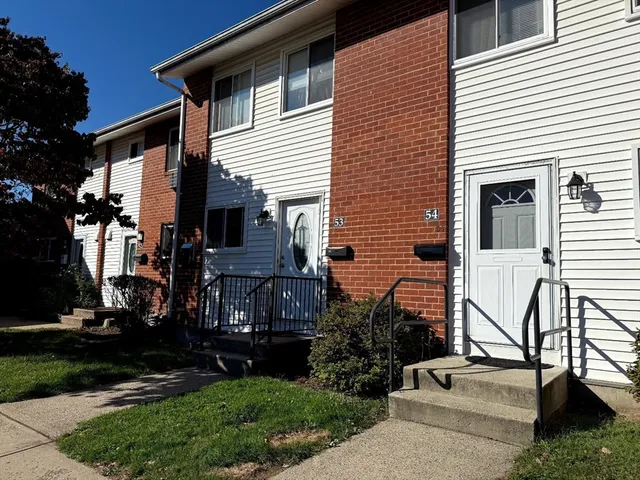 $109,900 | 53 Farnum Drive, Unit 53, Holyoke, MA 01040